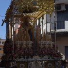 El paso de la Virgen de Los Ángeles dejando la calle Turquesa para introducirse en su barrio.
