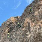 Operarios trabajando en altura sobre el talud en la mañana de este lunes.