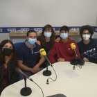 Los alumnos del equipo de debate de El Palmeral con la docente responsable.