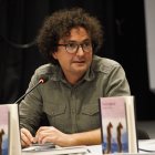 Emilio Picón, en una de las presentaciones de su novela ‘humanimal’. / Foto: Toñi Indalecio.