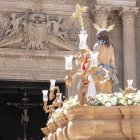 El Señor de la Vida, ante el Cristo de la Escucha en la puerta de la Catedral.