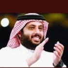 El presidente del UD Almería aplaudiendo.