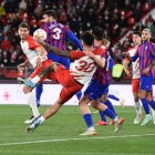 Una jugada del Almería-Eibar, los dos equipos en ascenso directo.