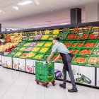 Imagen de archivo de un trabajador de Mercadona.