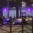 El herido por disparos, sobre un vehículo.