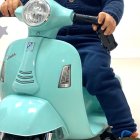 Un niño en una moto infantil.