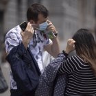 Un joven se retira la mascarilla del rostro.