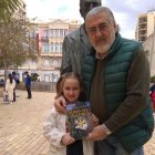 El abogado y escrito Juan Martínez Fernández posa con su nieta y con su novela más reciente.