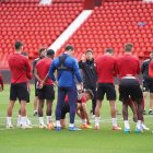 Charla de Rubi a la plantilla en el entrenamiento.