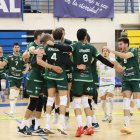 Celebración en la cancha después de imponerse en la pista del Imbroda.