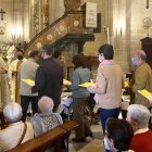 Momento de la entrega de los resultados al obispo, Antonio Gómez Cantero.