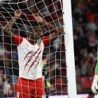 Sadiq se desespera tras fallar un gol ante el Sporting.