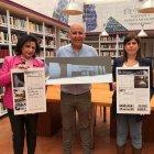 Autoridades con el proyecto para la biblioteca.