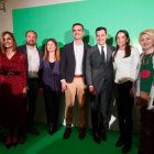 Almerienses, con Juanma Moreno, ayer en Sevilla.