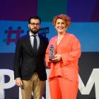 La madre del youtuber recogió el premio en su lugar.