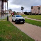 Trabajos de fumigación que se están desarrollando en Almerimar.