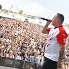Juan Magán luciendo una camiseta de la UD Almería durante su actuación del domingo en el Solazo Fest.