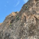 Saneo de fragmentos de roca inestables en El Cañarete.