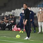 Francisco en su casa dirigiendo al Girona frente al UD Almería.