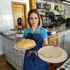 Carmen López Hernández con una ración de ajoblanco.