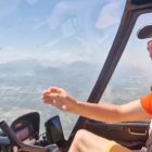 Jesús Calleja en su helicóptero.