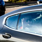 Turki saluda desde su coche a la llegada al estadio rojiblanco.
