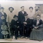 La familia Molina Ayas en la puerta de la Casa Granero en 1905. El protagonista de esta historia, José Molina Sánchez, sentado con bastón.