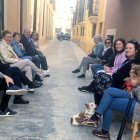 Un grupo de vecinos compartiendo un rato de charla al fresco de la tarde en la calle Pizarro del centro histórico.