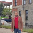Ramón Herrera, junto a edificios en construcción en la UAL.