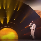 Stefan, con el Desierto de Tabernas detrás del sol cinético, este jueves en la segunda semifinal de Eurovisión. Foto: RTVE.es.