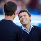 Rubi saludando a Xabi Alonso antes de que comenzar el choque en el Reale Arena.