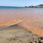 Este es el aspecto que presentaba esta misma tarde la orilla de la playa de San José.