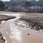 Socavón creado por el caudal de agua de la obra en plena Playa de San José.