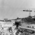 Las obras del puerto avanzaban, el dique de poniente se había estirado y el viejo faro se había quedado en el mismo lugar.