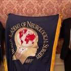 Arraez (izda) en el acto de entrega de poderes junto al presidente saliente, el doctor Bill Couldwell.