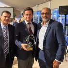 El alcalde de El Ejido, Francisco Góngora, recogiendo el premio en Hinojosa.
