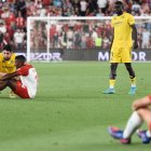 Jugadores del Alcorcón consuelan a los del Almería tras el pitido final.