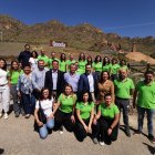 El presidente andaluz con los trabajadores de la Geoda Gigante de Pulpí.