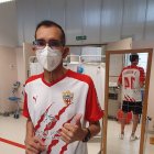 Juanjo López con la camiseta que le regaló Javi Robles la pasada semana.