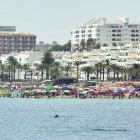La playa de Aguadulce repleta de sombrillas y bañistas.