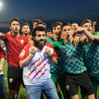 Turki y los jugadores celebran el ascenso en Leganés.