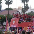 Espectacular llegada del autocar del Almería a la Plaza de las Velas.