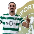 Zou Feddal con el escudo del Sporting de Portugal, club con el que acaba contrato.