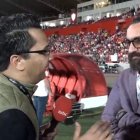 Mohamed El Assy atendiendo al equipo de la MBC que viajó a Almería.