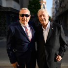 Manolo García y Guillermo Blanes en la puerta del Santuario de La Patrona.