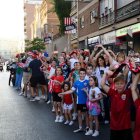 Los más pequeños esperando a los jugadores en Obispo Orberá.