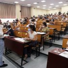 Alumnos con mascarilla durante la selectividad de 2021.