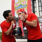 Rubi y Fernando besando el trofeo de campeón de Segunda División.