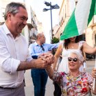 El candidato del PSOE Juan Espadas, ayer, en la Plaza Pablo Cazard de Almería, con una simpatizante.