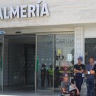 Agentes de la Policía en la puerta de la Estación Intermodal.